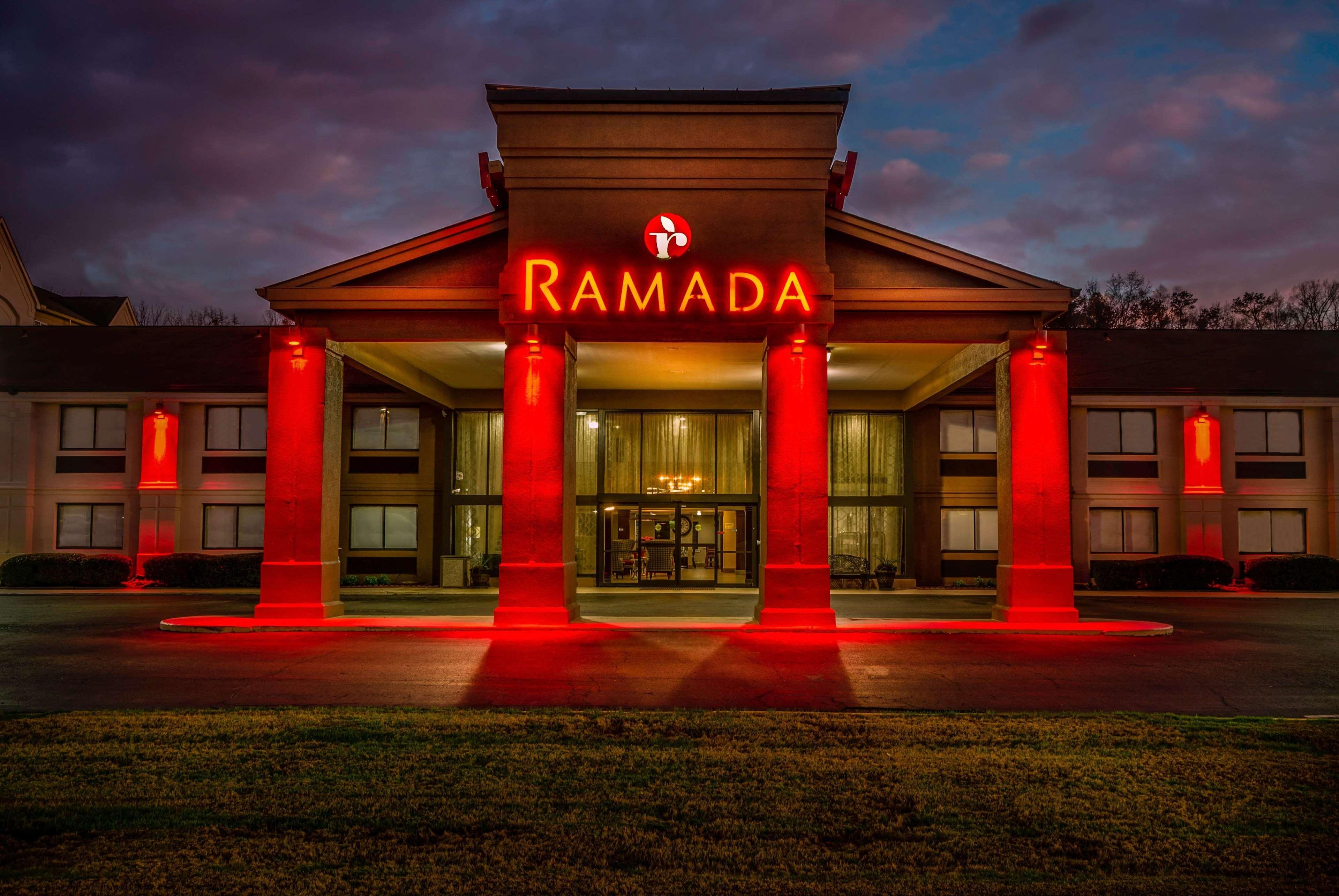 Hotel Ramada By Wyndham Tuscaloosa Extérieur photo
