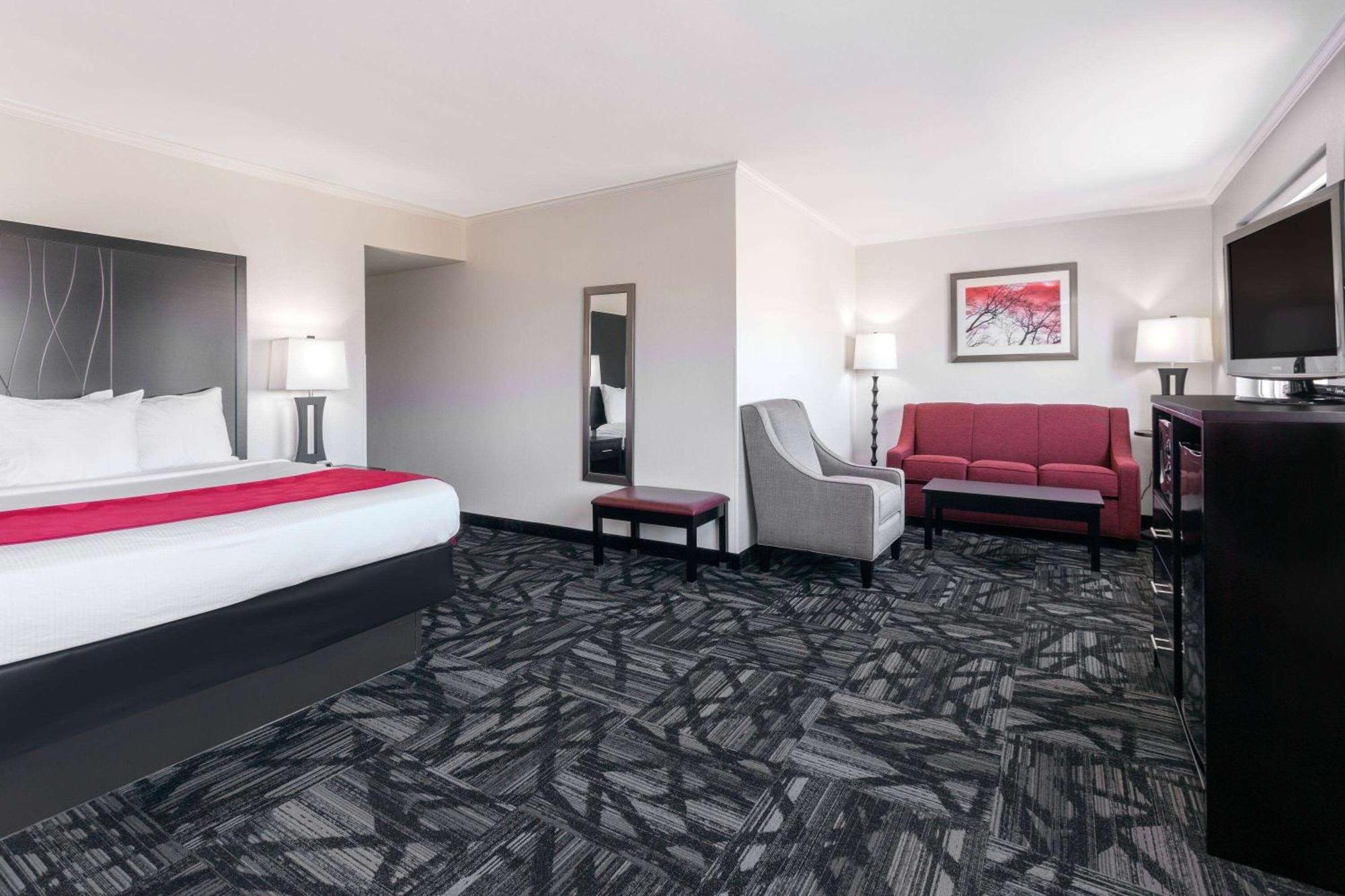 Hotel Ramada By Wyndham Tuscaloosa Extérieur photo