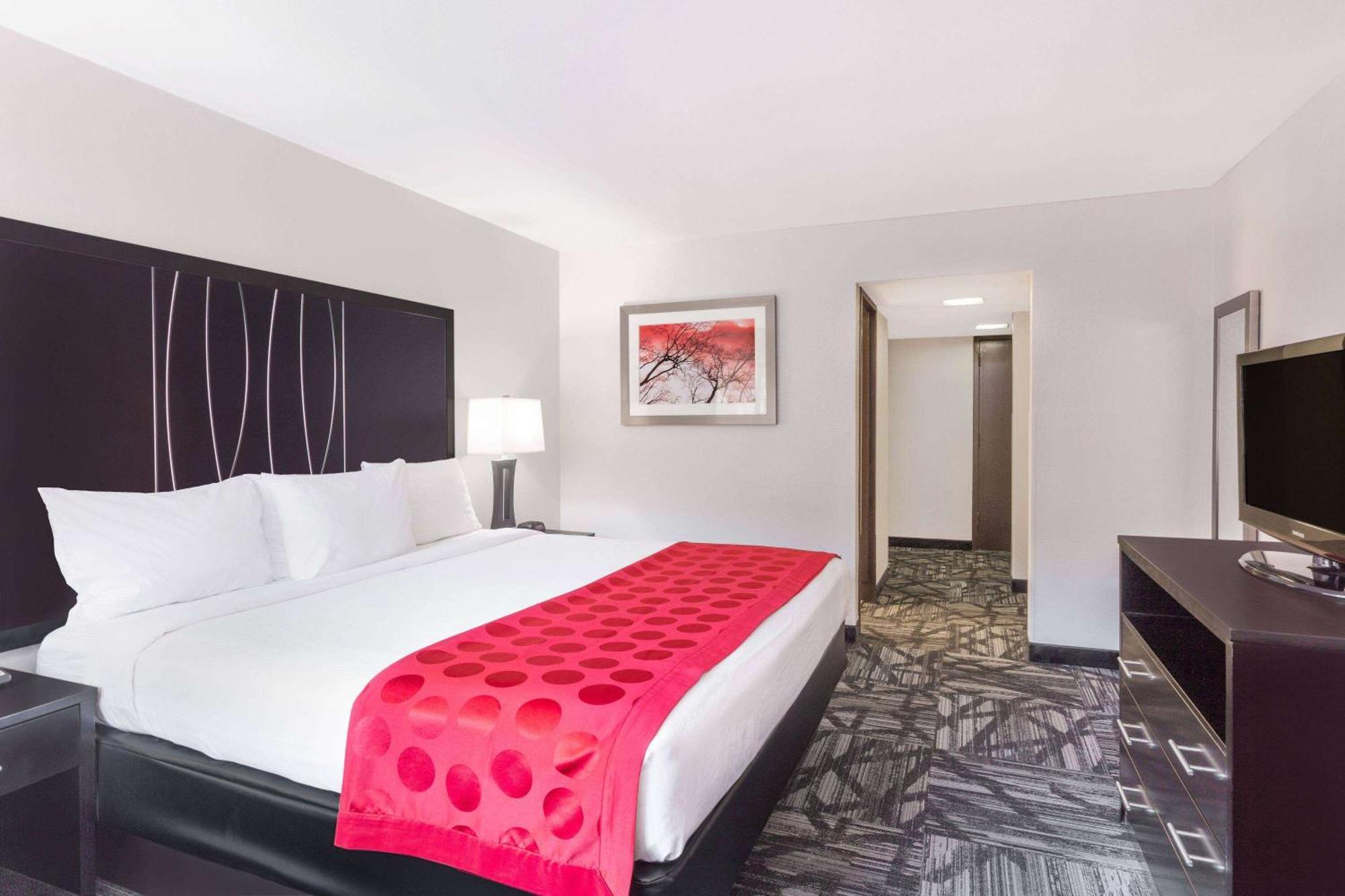 Hotel Ramada By Wyndham Tuscaloosa Extérieur photo