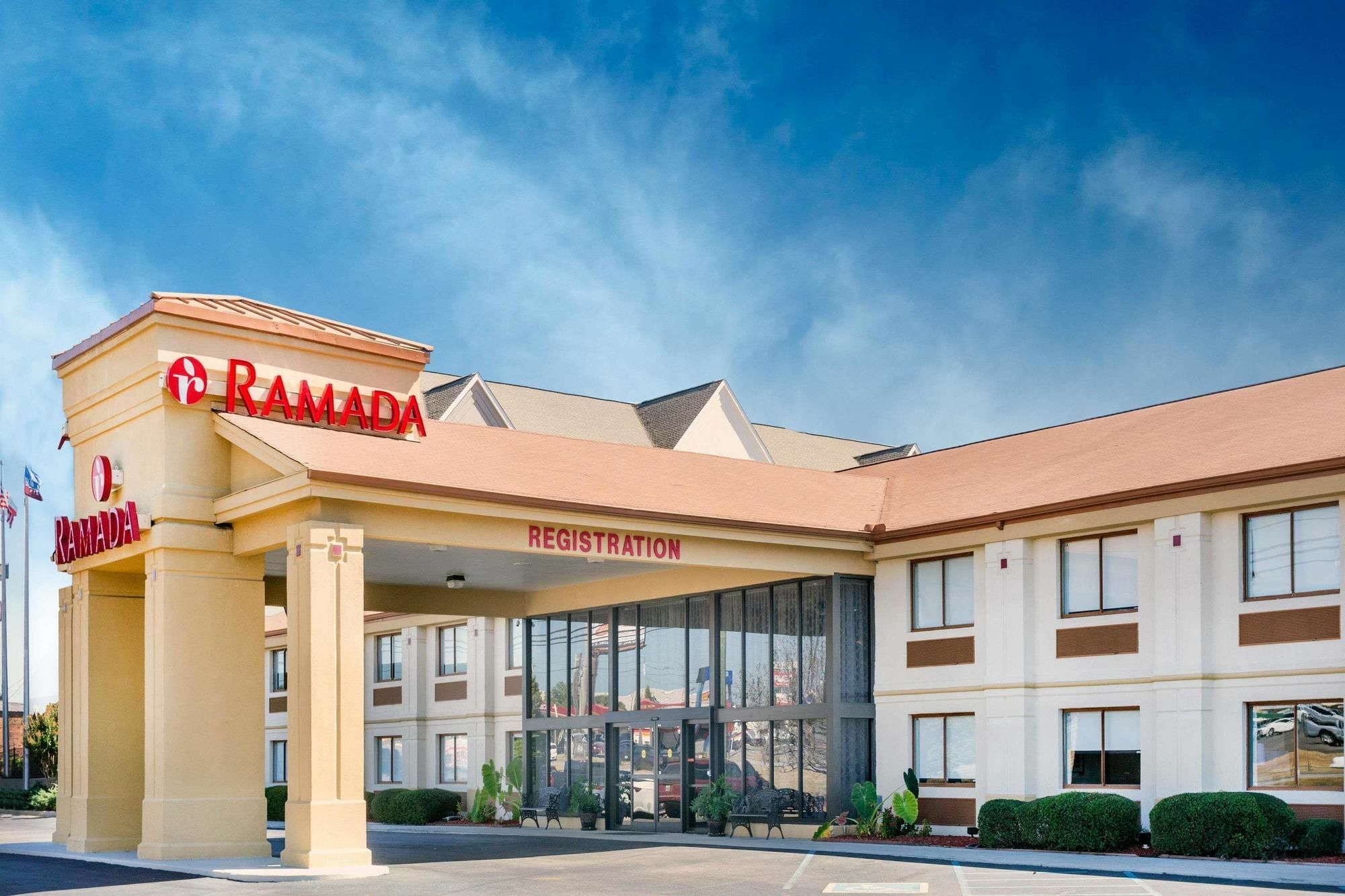Hotel Ramada By Wyndham Tuscaloosa Extérieur photo